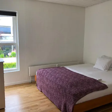 Whole Second Floor In Townhouse